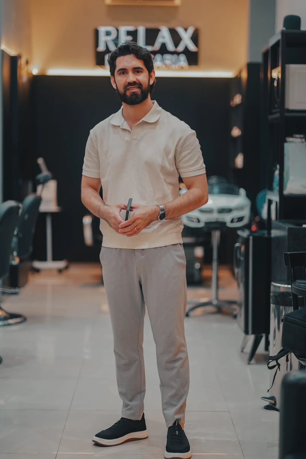 Lucas Rodrigues em sua barbearia, Relax Barbearia