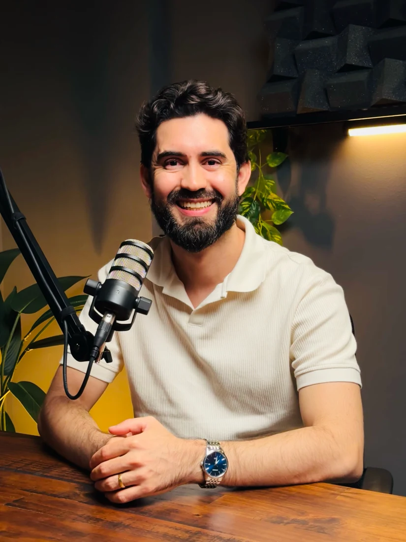 Lucas Rodrigues, barbeiro e educador, em uma conversa no estúdio